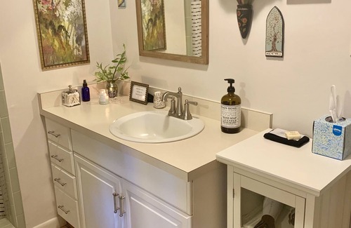 Lutz Cabaña | Lakehouse Cozy Suite & Charming Vintage Camper at Little Cypress Guest Suites