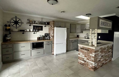 Conneaut Lakeshore Casa | Lakehouse on the Canal