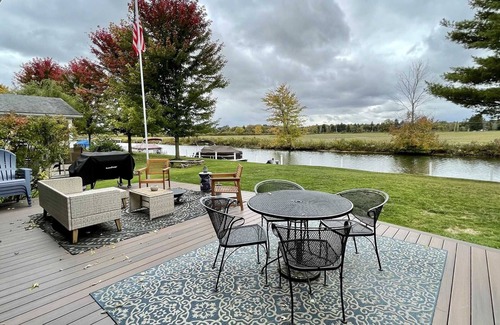 Conneaut Lakeshore Casa | Lakehouse on the Canal