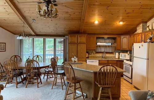 Montello Casa | Lakehouse Paradise w/ Hot Tub Near Cascade Mountain