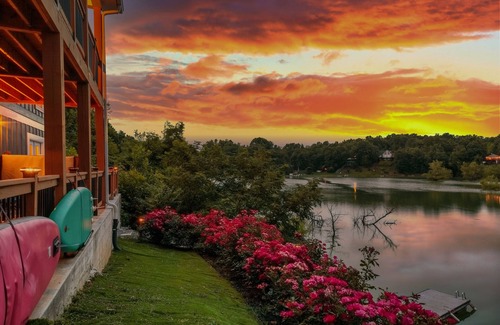 Sevierville Casa | Lakehouse, private dock, hot tub, 2 kitchens, gated community with pool.