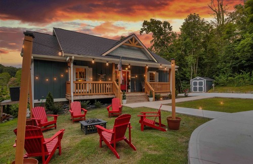 Sevierville Casa | Lakehouse, private dock, hot tub, 2 kitchens, gated community with pool.
