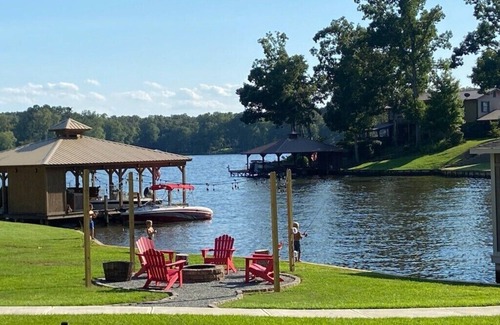 Eatonton Casa | LakeHouse w/ Great Views-Newly Renovated-private boat house/dock & fire pit