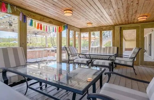 Brookfield Casa | Lakehouse with Private Beach, Opt Pontoon Rental