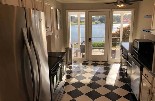 Talladega Casa | Lakehouse with swimming pool