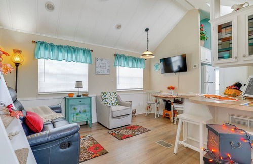Lakeland Cabaña | Lakeland Cottage w/ Pool Access + Screened Porch!
