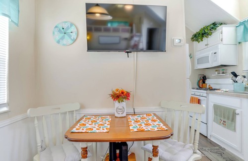Lakeland Cabaña | Lakeland Cottage w/ Pool Access + Screened Porch!