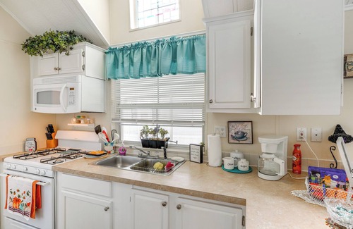 Lakeland Cabaña | Lakeland Cottage w/ Pool Access + Screened Porch!