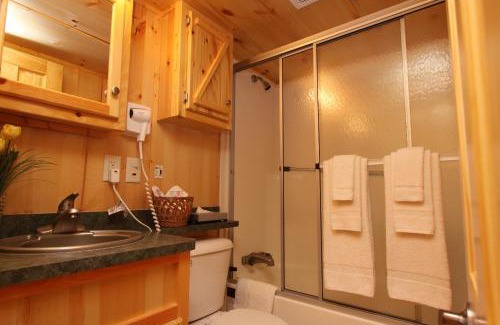 Milton Complejo | Lakeland RV Campground Deluxe Loft Cabin 11