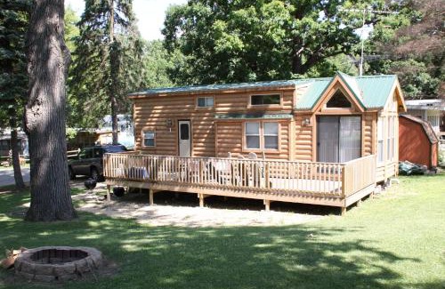 Milton Complejo | Lakeland RV Campground Deluxe Loft Cabin 11