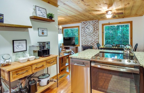 Lakemont Cabaña | Lakemont Vacation Rental w/ Screened-In Porch!