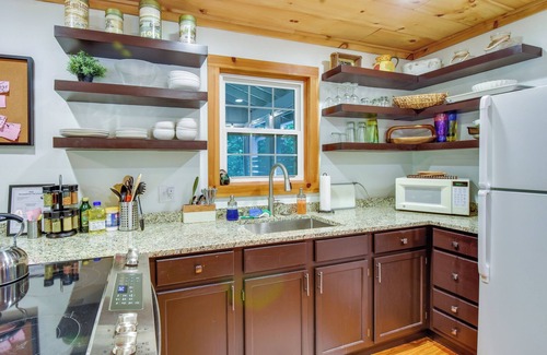 Lakemont Cabaña | Lakemont Vacation Rental w/ Screened-In Porch!