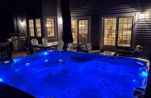 Coloma Casa | LakePath Beach House - walk to beach, hot tub, pets