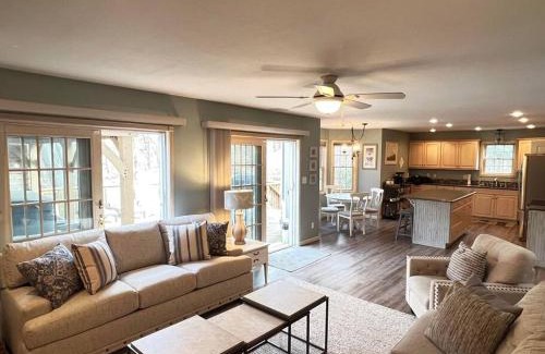 Coloma Casa | LakePath Beach House - XL hot tub, walk to beach