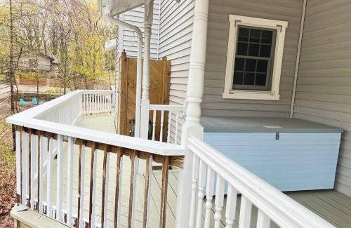 Coloma Casa | LakePath Beach House - XL hot tub, walk to beach