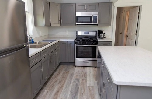 Madison-on-the-Lake Cabaña | LakePointe Shores #6 Charming cottage with tons of natural light in Madison