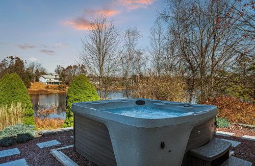 Long Pond Casa | Lakers Pointe by AvantStay Lakefront Private Peninsula Hot Tub Game Room