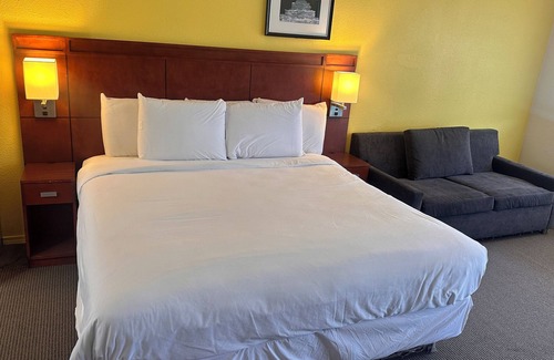 Moses Lake Hotel | Lakeshore Inn Water Front