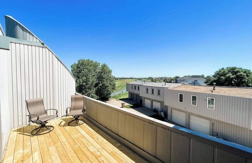 Capitol Beach Casa | Lakeshore Landing - peaceful - 5min drive to downtown