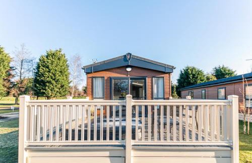 Allerthorpe Cabina | Lakeshore Lodge with Hot Tub