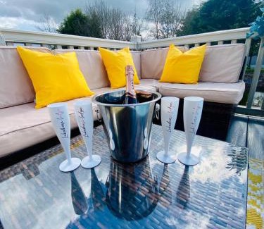 Allerthorpe Cabina | Lakeshore Lodge with Hot Tub