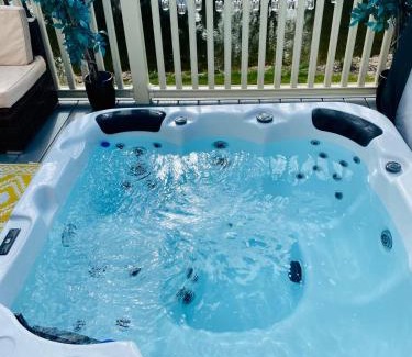 Allerthorpe Cabina | Lakeshore Lodge with Hot Tub