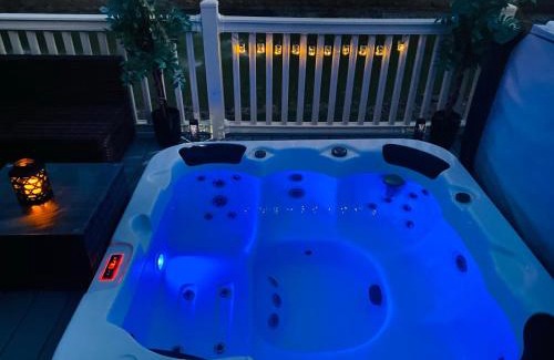 Allerthorpe Cabina | Lakeshore Lodge with Hot Tub