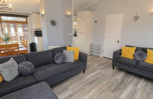 Warton Cabaña | LAKESIDE 18, pet friendly, with a garden in Carnforth