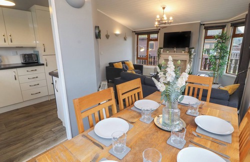 Warton Cabaña | LAKESIDE 18, pet friendly, with a garden in Carnforth