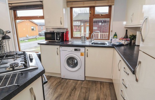 Warton Cabaña | LAKESIDE 18, pet friendly, with a garden in Carnforth