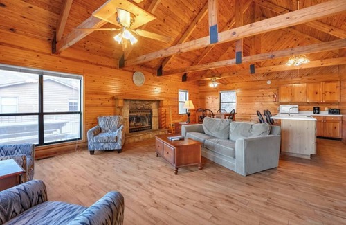Byrdstown Cabina | Lakeside 3 bedroom chalet with hot tub!!