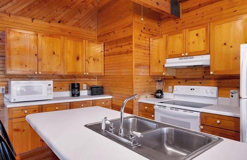 Byrdstown Cabina | Lakeside 3 bedroom chalet with hot tub!!