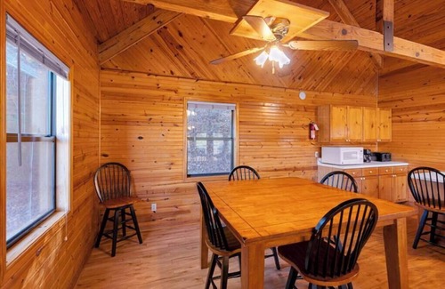 Byrdstown Cabina | Lakeside 3 bedroom chalet with hot tub!!