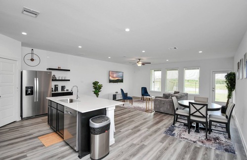 Southeast Houston Casa | Lakeside 4 Bedroom W/ King Bed Near Downtown
