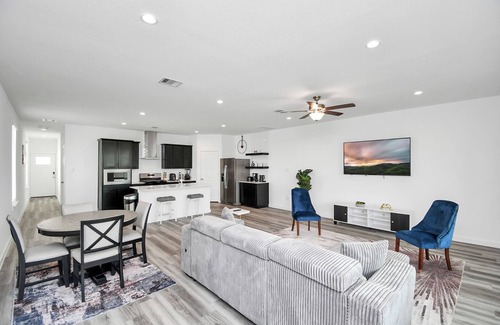 Southeast Houston Casa | Lakeside 4 Bedroom W/ King Bed Near Downtown