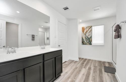Southeast Houston Casa | Lakeside 4 Bedroom With King Bed Near Downtown