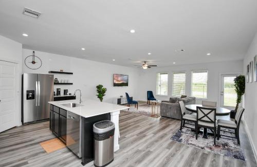Southeast Houston Casa | Lakeside 4 Bedroom With King Bed Near Downtown