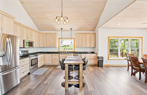 Crary Villa | Lakeside 4br Retreat Private, Peaceful & Scenic 4 Bedroom Villa