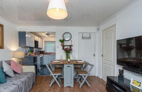 Bont Newydd Chalet De Esquí | Lakeside 77 at Glan Gwna holiday park