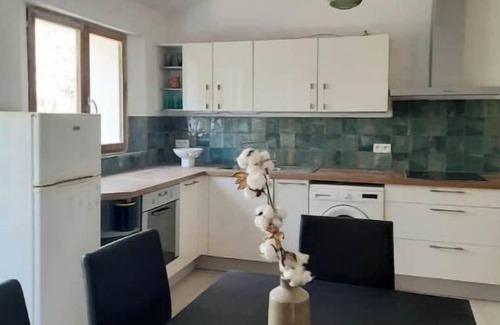 Le Cannet-des-Maures Casa | Lakeside Barn Retreat Near Vidauban’s Vineyards & Chateaux