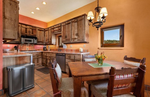 Nice Apartamento | Lakeside, Balcony Apartment on Gated Winery Estate