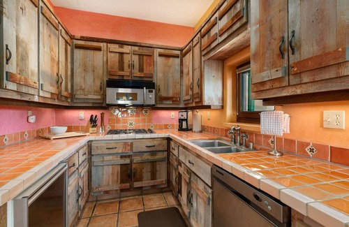 Nice Apartamento | Lakeside, Balcony Apartment on Gated Winery Estate