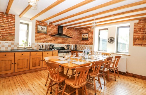 Felmingham Cabaña | LAKESIDE BARN, family friendly, country holiday cottage in Aylsham