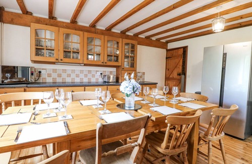 Felmingham Cabaña | LAKESIDE BARN, family friendly, country holiday cottage in Aylsham