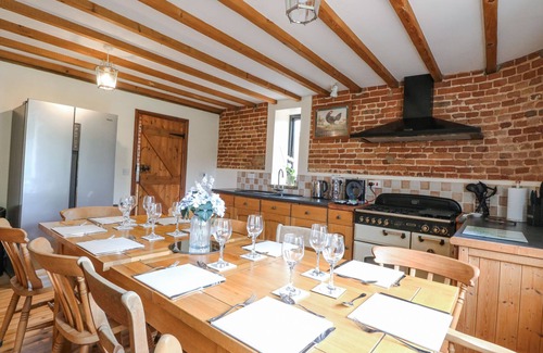 Felmingham Cabaña | LAKESIDE BARN, family friendly, country holiday cottage in Aylsham