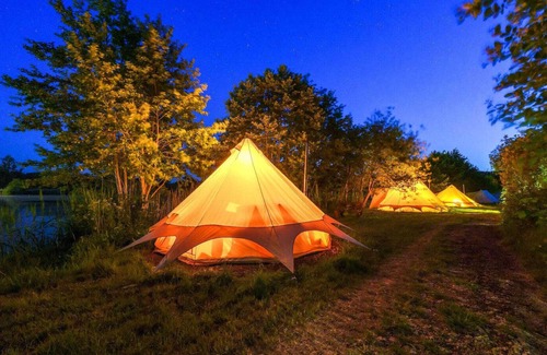 Nunney Alquiler De RV | Lakeside Bell Tent - Canvas Studio at Marston Park