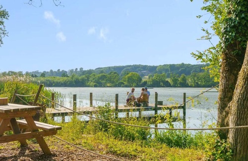 Nunney Alquiler De RV | Lakeside Bell Tent - Canvas Studio at Marston Park