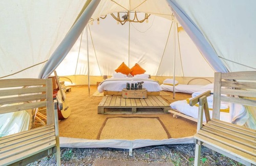 Nunney Alquiler De RV | Lakeside Bell Tent - Canvas Suite at Marston Park