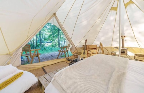 Nunney Alquiler De RV | Lakeside Bell Tent - Canvas Suite at Marston Park