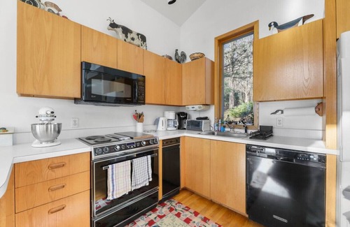 Monterey Casa | Lakeside Berkshire's Escape